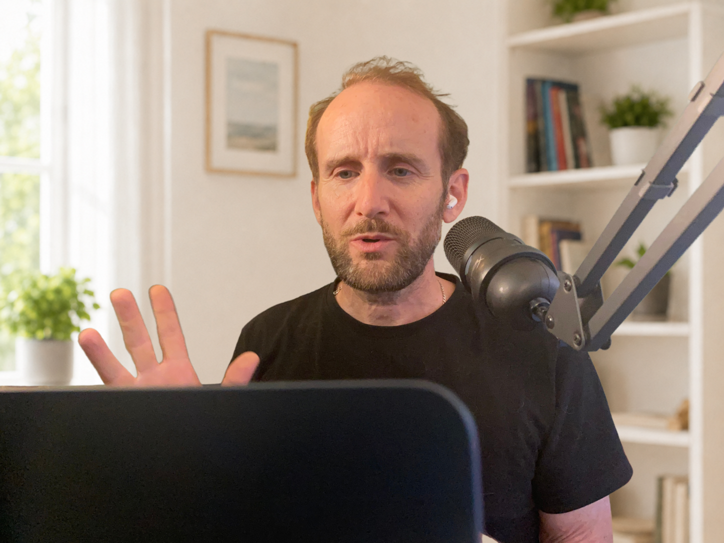 Tom Cordy a dar uma aula de inglês online